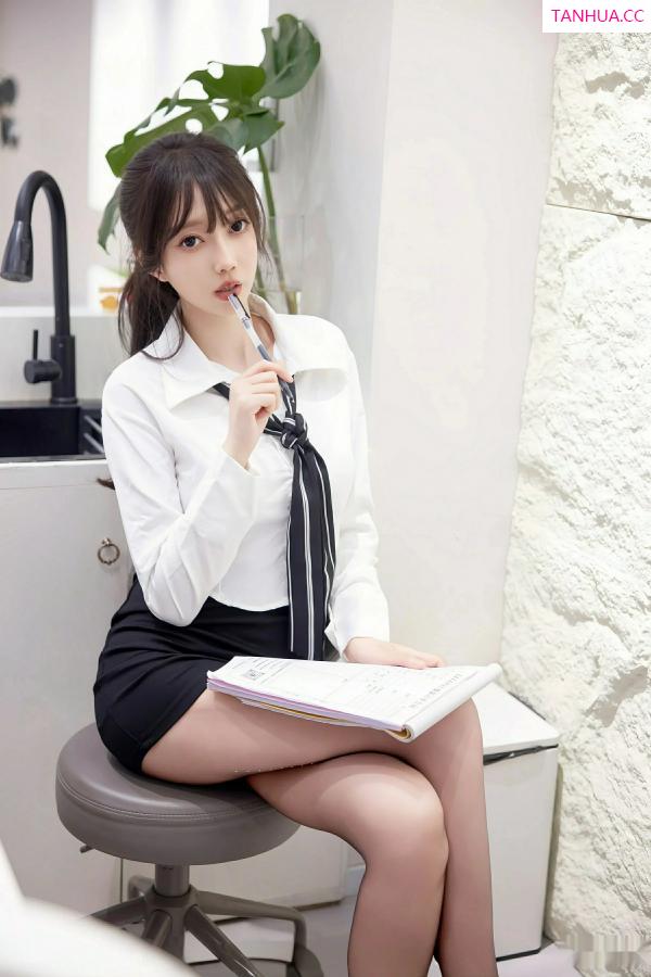玥儿玥  [XiuRen]高清写真图 2025.08.11 No.10636 玥儿玥er OL服饰第8张图片